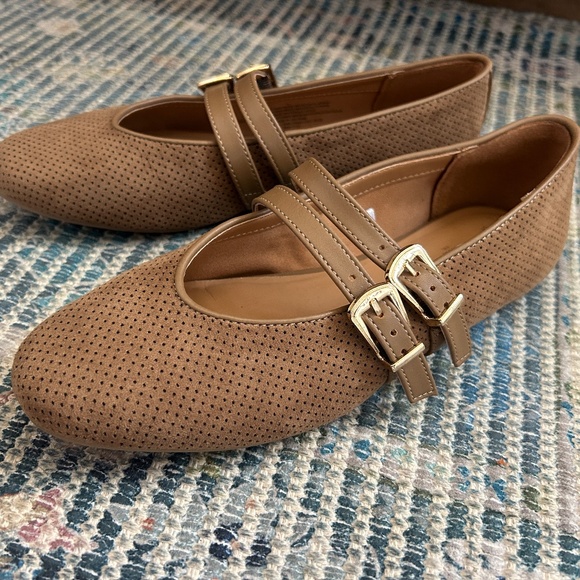 Universal thread tan flats - Picture 3 of 4
